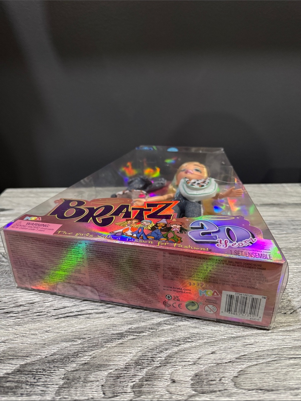 NEW: Bratz | 20 Yearz: Cloe Doll (2021) - Collectible Fashion Doll & Accessories - Picture 6 of 16